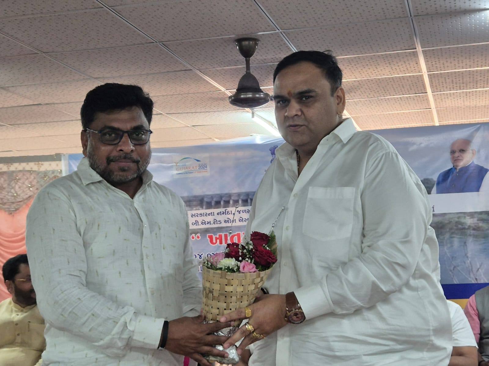 તા.૦૪-૦૪-૨૦૨૫ ના રોજ ચોર્યાસી તાલુકાના ભાટિયા ગામ ખાતે વકતાણા-ચલથાણ નહેરની આજુબાજુ અંદાજિત રૂ.૩૧૫ લાખ ના ખર્ચે થવા જઈ રહેલ WBM રોડનાં કામનું ખાતમુહૂર્ત કર્યું.